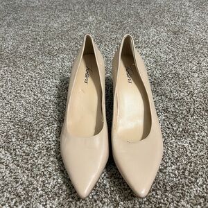 Beige kitten pumps size 7.5N